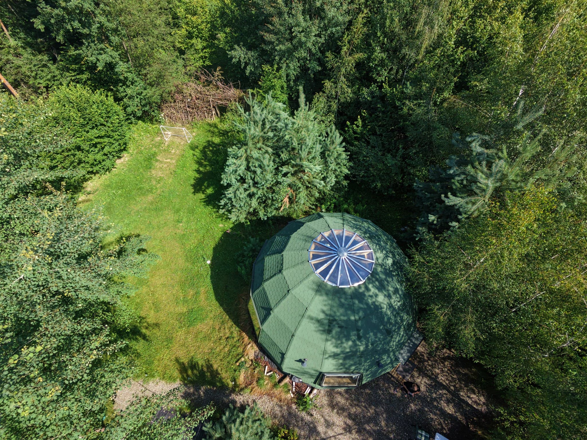 Ostoja Szumilas Kąśna Górna – Kopuła i Teren (2) | Glamping kopuła z jacuzzi w lesie