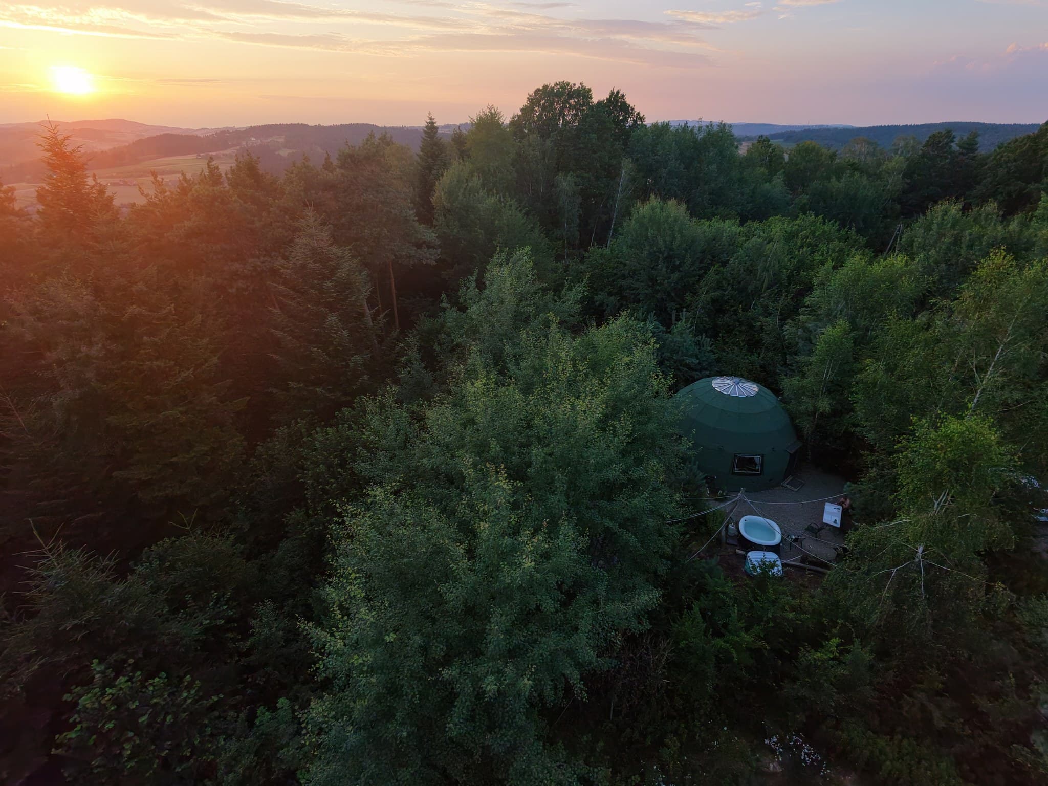 Ostoja Szumilas Kąśna Górna – Kopuła i Teren (6) | Glamping kopuła z jacuzzi w lesie