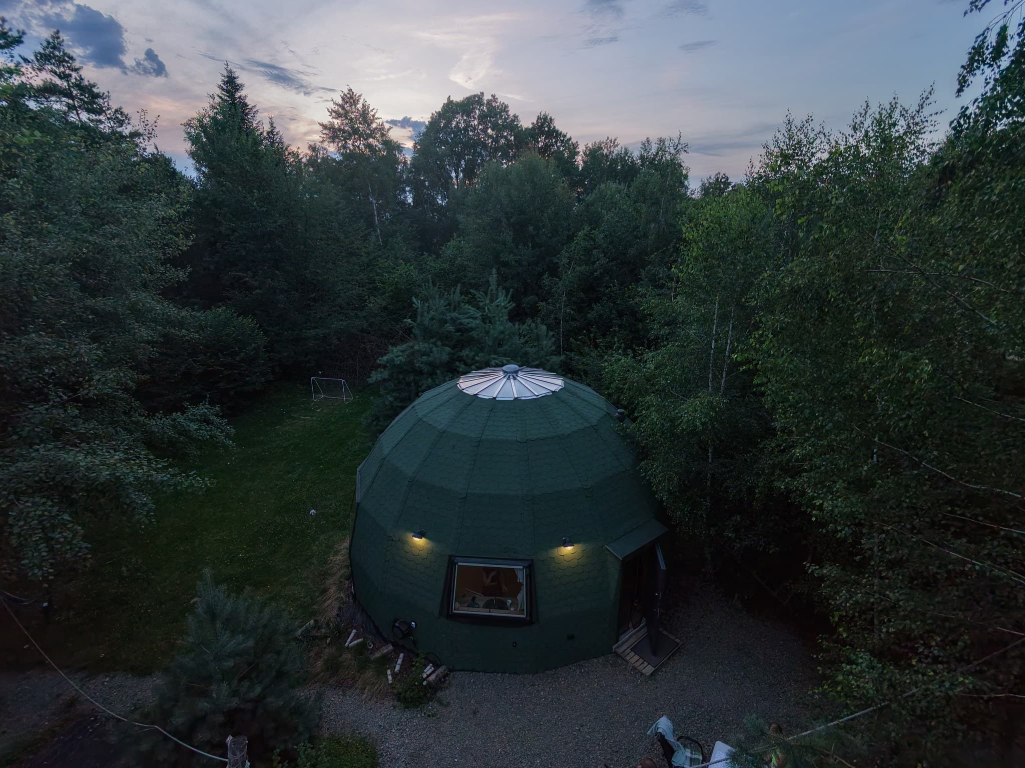 Ostoja Szumilas Kąśna Górna – Kopuła i Teren (5) | Glamping kopuła z jacuzzi w lesie
