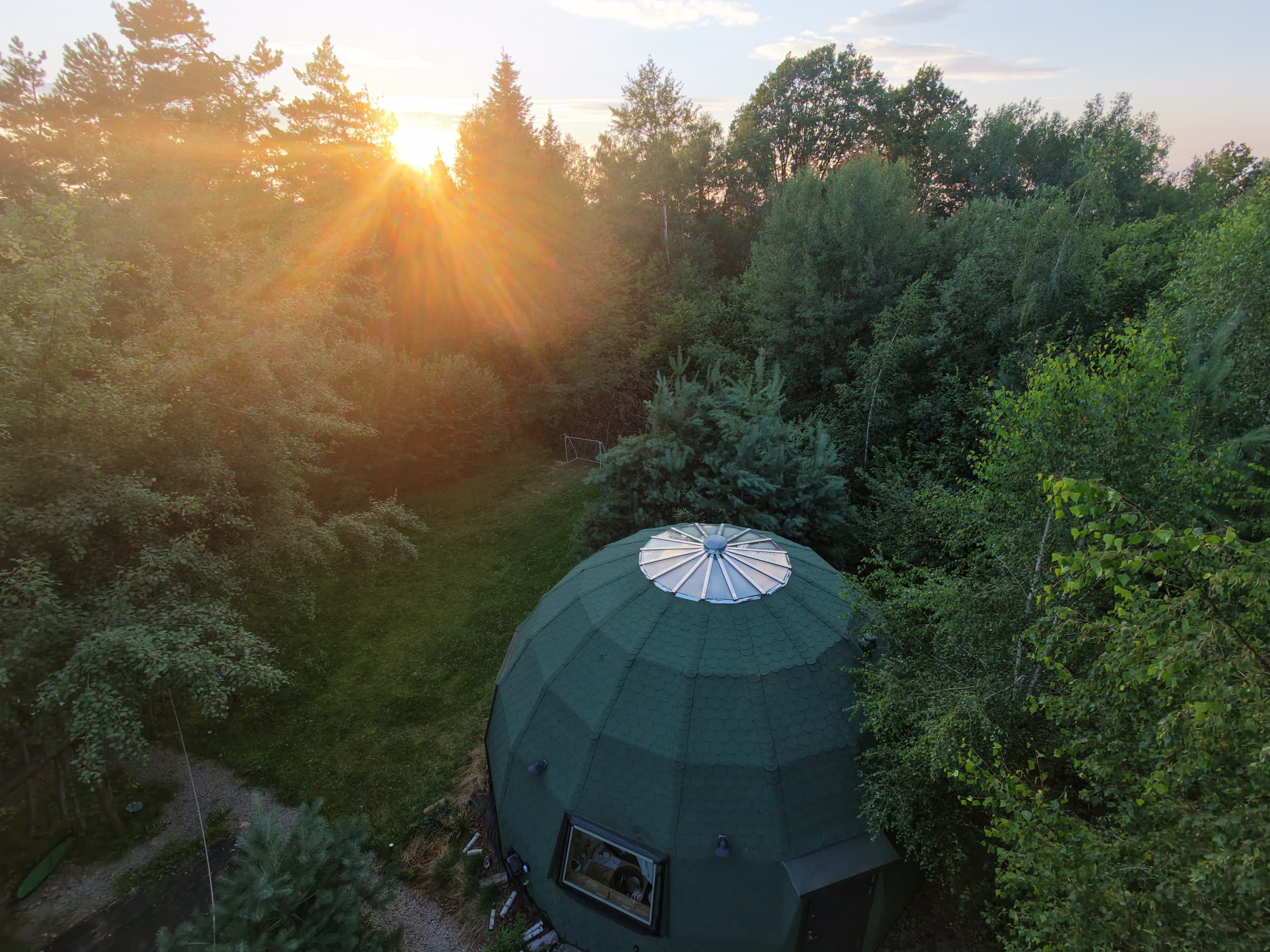 Ostoja Szumilas Kąśna Górna – Kopuła i Teren (7) | Glamping kopuła z jacuzzi w lesie